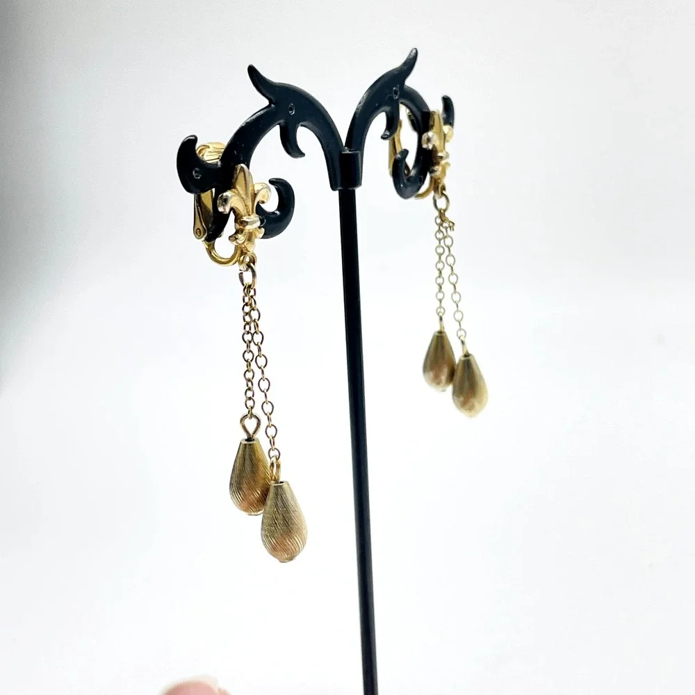 Vintage Gold Tone Chain Dangle Clip On Earrings Teardrop Bead Long Fleur de Lis